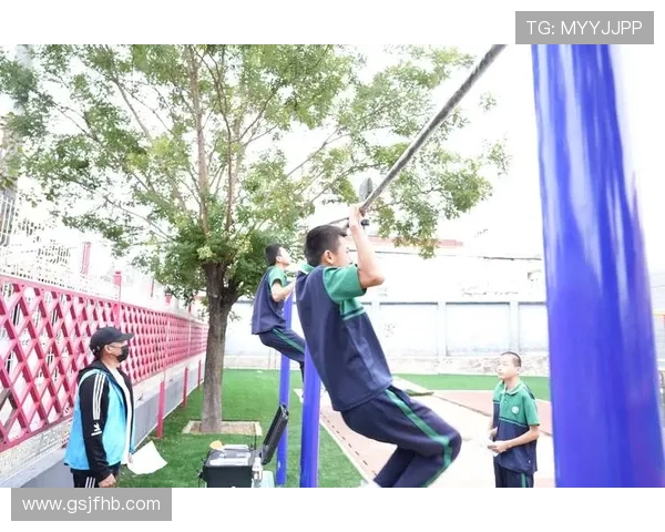 足球明星挑战极限展现力量与技巧引体向上训练精彩瞬间回顾